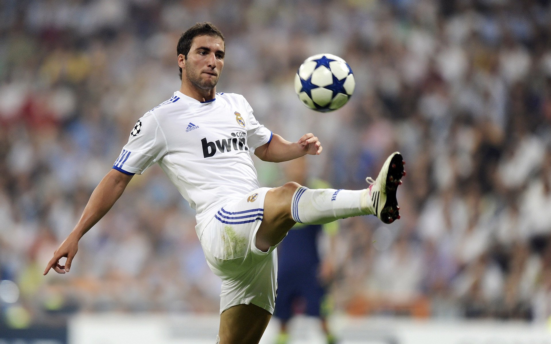 里昂年轻球员表现亮眼，里昂历史球星