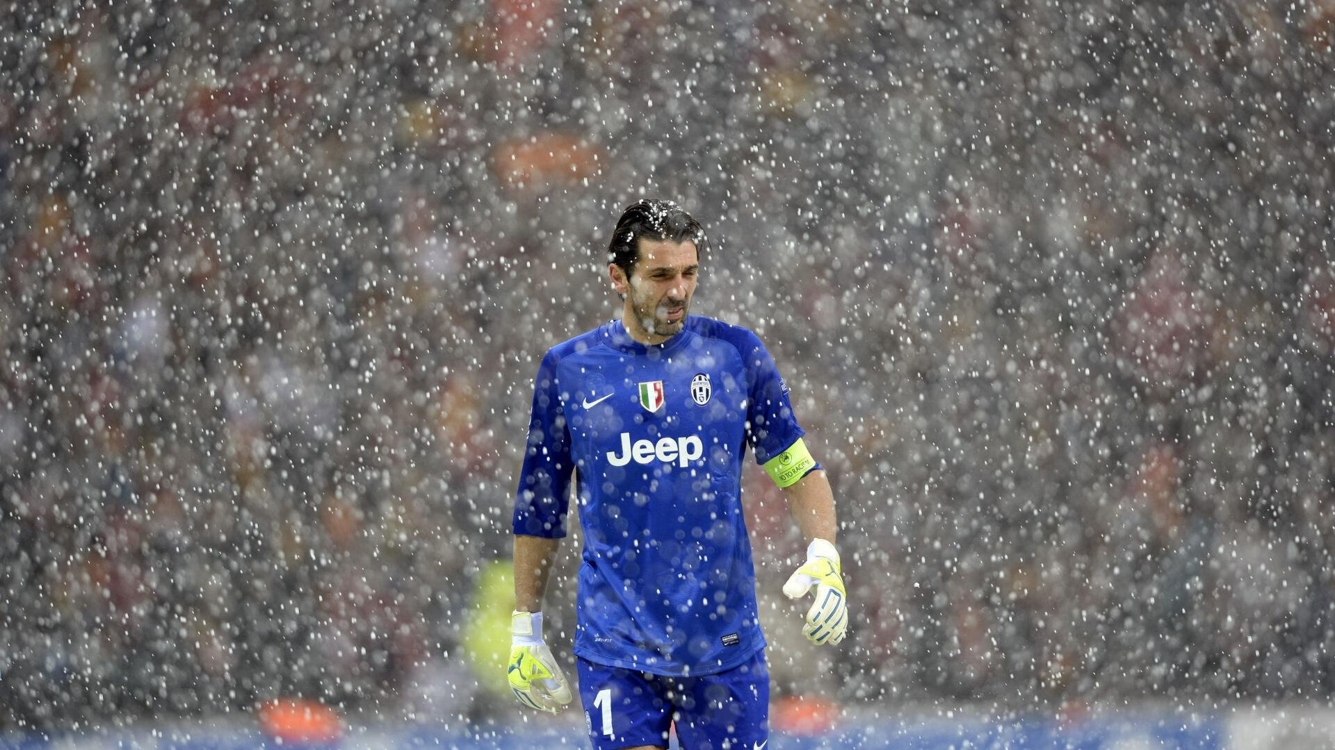 开云注册网址-尤文防守反击：逆境中的取胜之道，尤文后防线三人组