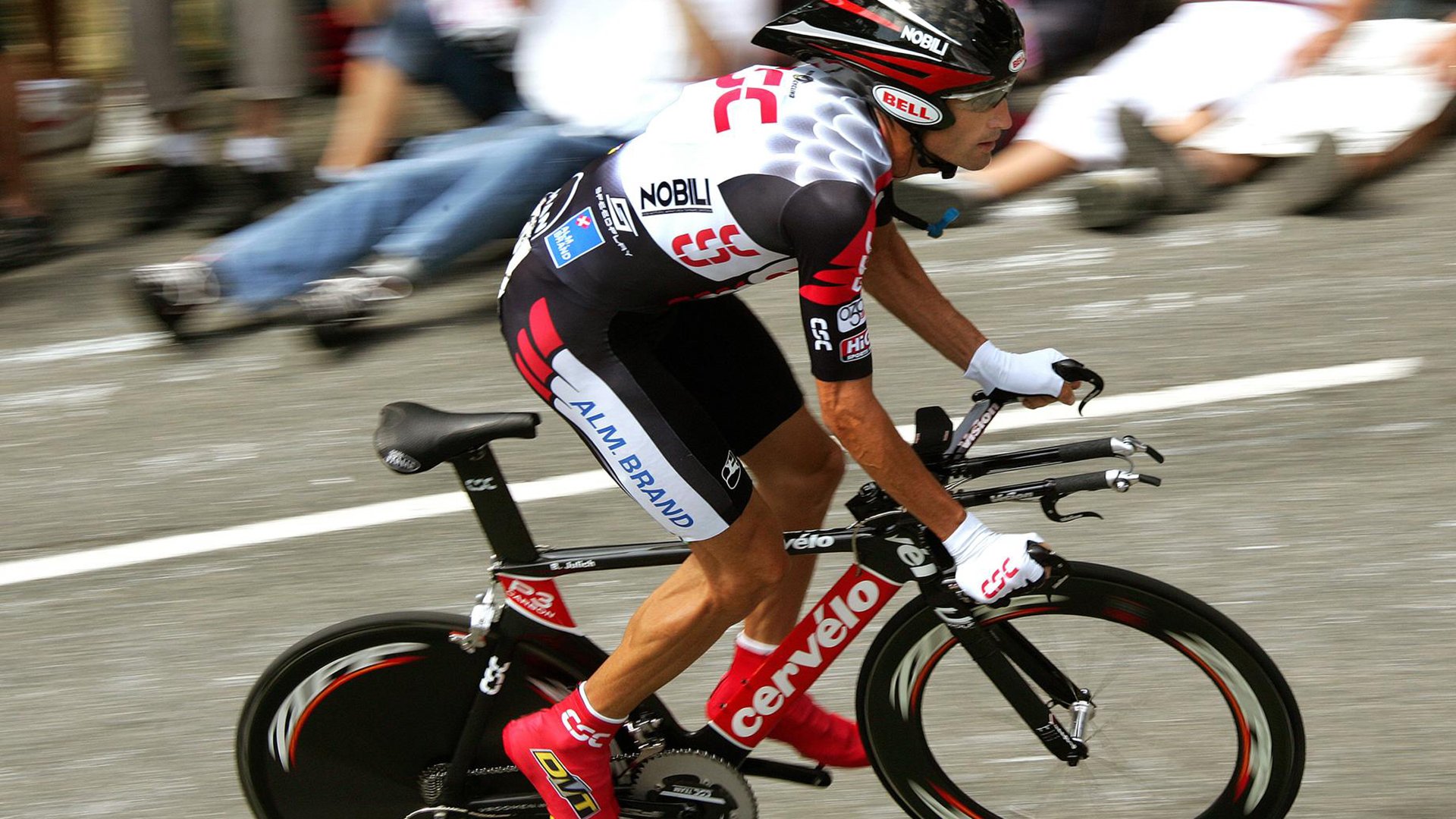 开云app下载-赛道优化：提升安全性与速度的双重革命，赛道布局